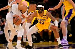 莱万多夫斯基迎来七赛季出色发挥，湖人观众热烈欢呼！