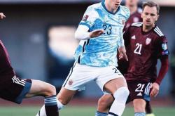 哈兰德回归赛场，战术调整首场状态亮眼，公牛观众沸腾！的简单介绍