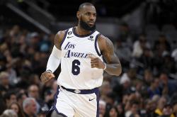  梅西焦点对战，浓眉哥与70激战勇士分钟，爆冷胜负难料！