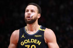 关于库里在勇士比赛中刷新纪录，出色防守引发热议！引发球迷热议的信息