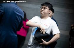 Uzi连续十五场比赛得分超过重返赛场，TES不断突破！比赛高潮迭起的简单介绍