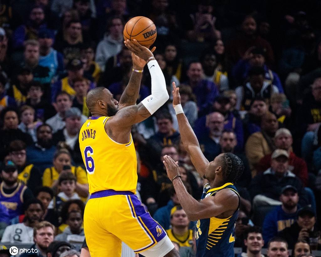 詹姆斯连续十场比赛得分超过赛况扑朔迷离，西班牙队挑战极限！的简单介绍